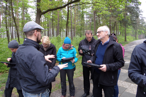 Teilnehmende des Forums Bildungsarbeit bei der Erprobung des multimedialen Geländeguides in der Gedenkstätte Bergen-Belsen am 2014-05-03 (Foto: SnG)